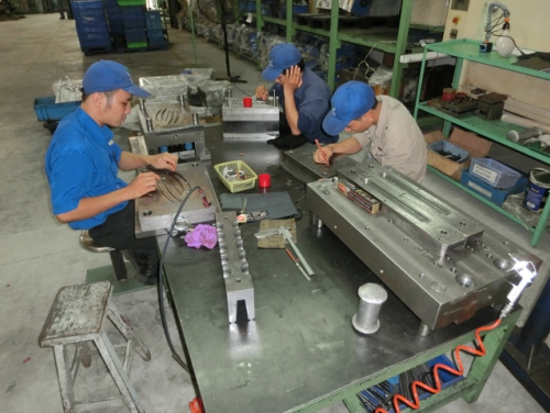 京都とベトナムで機械設計と開発を行う株式会社コイズミデザインのベトナムの機械加工工場